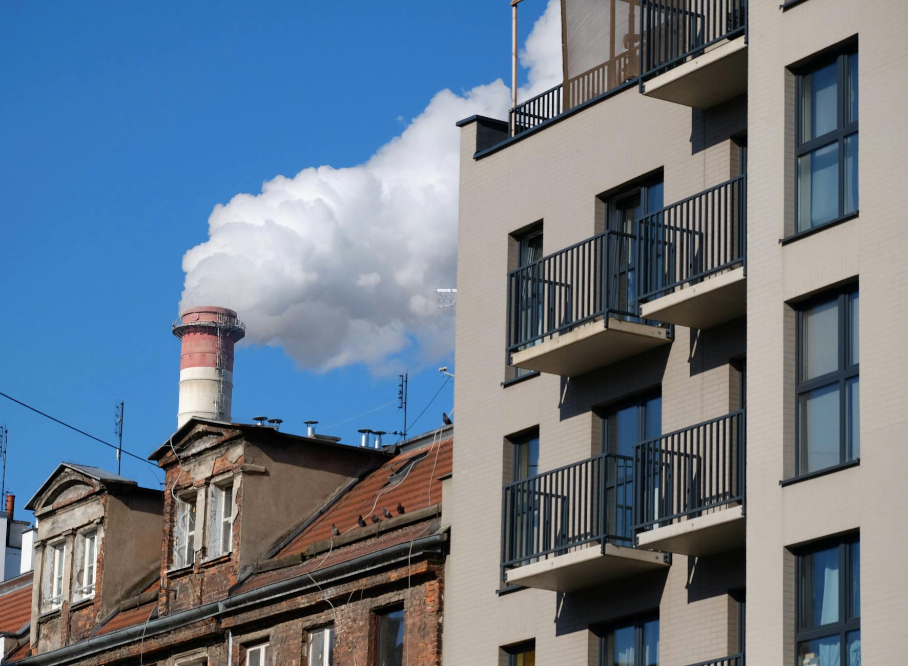 Mieszkańcy Skórcza w obliczu podwyżek cen ciepła – grafika symbolizująca trudną sytuację finansową.