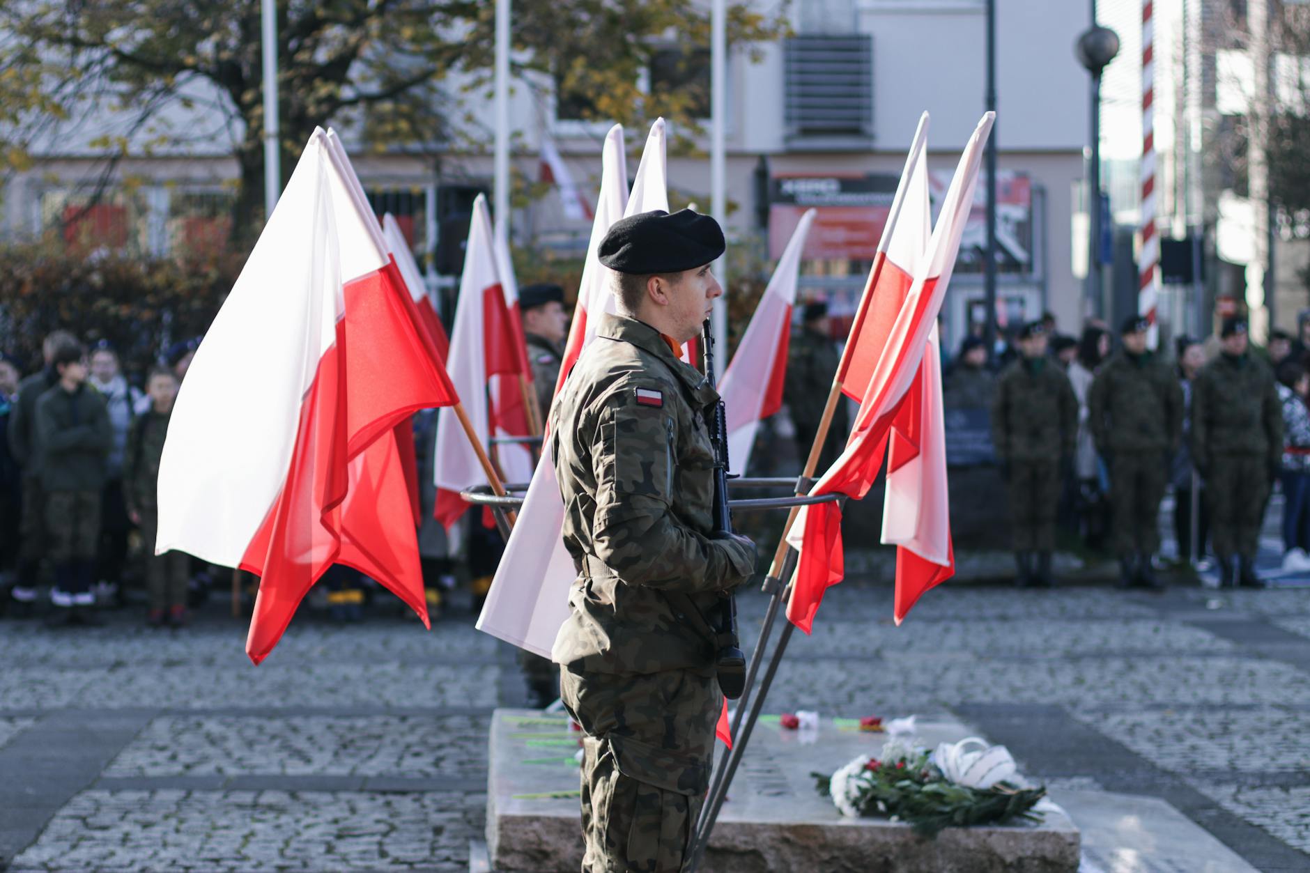 Flaga Polski powiewająca na wietrze przed budynkiem ratusza w Skórczu podczas obchodów Święta 3 Maja.